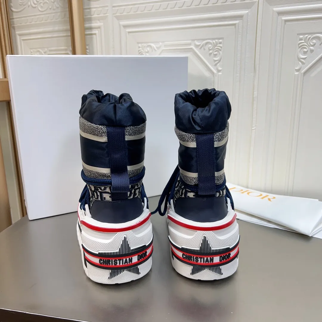 Men's shoes p600! The highest version on the market, Dior Dior's king style snow boots, ski boots, fat and cute, so cute →_→ from the DiorAlps limited series, unique. Shiny nylon Oblique print upper with criss-cross straps for an ideal fit. The technical fabric of the boot shaft, short-cut version, can be worn in the city or in the mountains. It makes the calf slimmer and taller, warm and concave. The boot shaft and sole are made of original waterproof padded lining. The embroidered fabric is original star ⭐ rubber non-slip thick sole and multi-module combination outsole. The size is 35-40. 41Customized